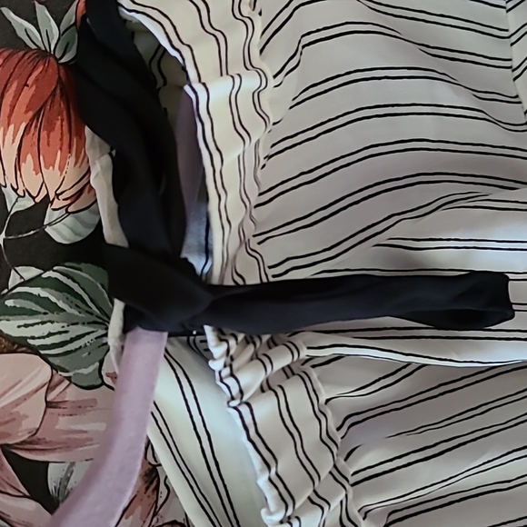 White striped top, off shoulder with ties - Picture 3 of 4